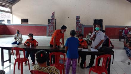 136 KPM Desa Sepang Terima Bantuan Sosial Tunai melalui PT POS Singaraja